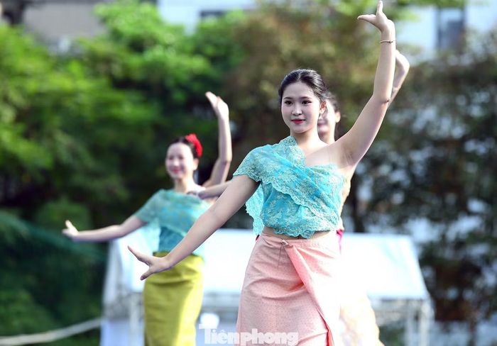 Trong khuôn khổ Ngày hội diễn ra nhiều hoạt động sôi nổi, ý nghĩa. Trong đó có Carnaval văn hóa “Sắc màu Thế giới – Hội tụ Hà Nội”. Các đoàn sinh viên và đại diện các quốc gia trình diễn trang phục, âm nhạc, vũ đạo đặc trưng và diễu hành quanh khu vực sân vận động.