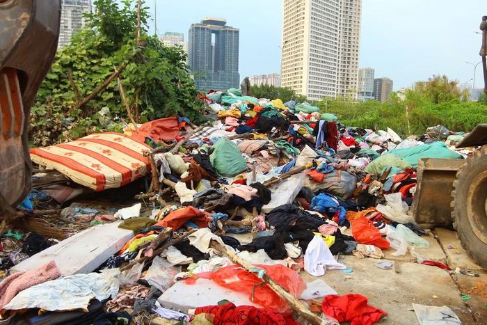 Quần áo với đủ chủng loại, màu sắc xếp chồng lên nhau, tạo thành những đống rác lớn trên phần đường dự án. Nhiều món đồ sau thời gian dài dãi nắng dầm mưa đã ngấm nước, ẩm mốc, bốc mùi, ảnh hưởng đến vệ sinh môi trường và cảnh quan ở khu vực này.