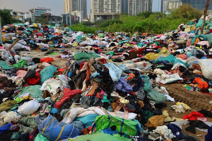  Theo nguồn tin của PV Tiền Phong, số quần áo này do một cá nhân thu gom trong nhiều năm để làm từ thiện. Sau khi lựa chọn những món còn sử dụng được, phần còn lại bị vứt lại tại khu vực dự án. 