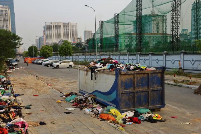 Dự kiến, việc di chuyển toàn bộ rác quần áo cũ khỏi khu vực dự án sẽ hoàn thành trong ngày 16/10.