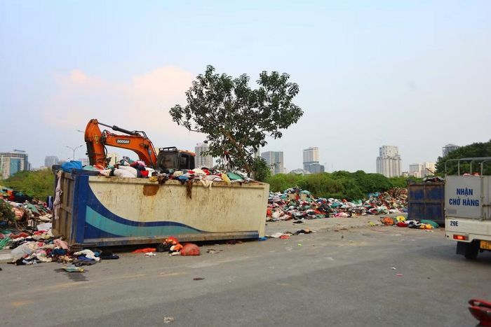 Bãi quần áo cũ được ghi nhận xuất hiện từ khoảng tháng 4/2025. Ban đầu, lượng đồ tập kết chưa nhiều, sau đó tăng dần. Khối lượng tồn đọng được ước tính khoảng 300 tấn, bao gồm lượng nước ngấm vào quần áo sau thời gian dài phơi mưa nắng.