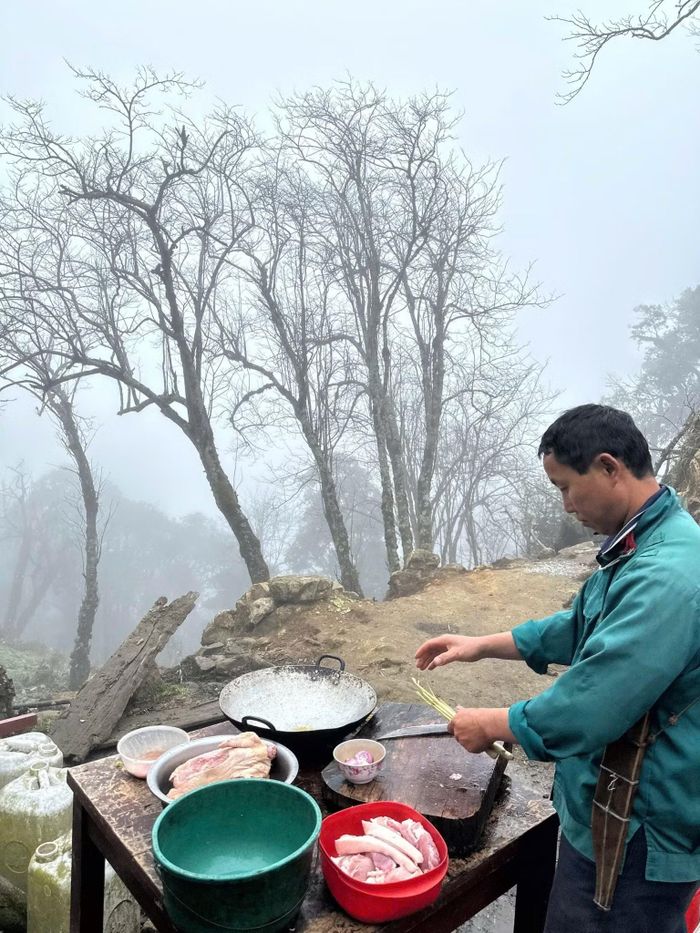 Hành trình tìm rắn lãng mạn và cam khó trên dãy Hoàng Liên Sơn (tỉnh Lào Cai) của Nguyễn Minh Phú cùng nhóm “mê rắn” người nước ngoài. Nhiều loài rắn quý, hiếm, đẹp đã được ghi nhận bằng hình ảnh. Ảnh: Đ.D.H