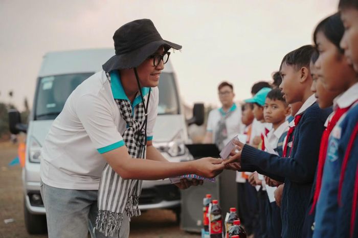Thạch Ngọc Hải tặng quà cho các em nhỏ có hoàn cảnh khó khăn. Ảnh: NVCC