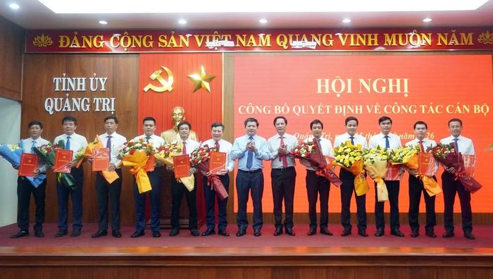Ông Trần Vũ Khiêm, Phó Bí thư Thường trực Tỉnh ủy Quảng Trị và ông Hoàng Nam, Phó Chủ tịch Thường trực UBND tỉnh Quảng Trị trao quyết định và tặng hoa các cán bộ được điều động.