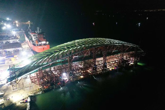 Sau khoảng một giờ, khoảng 50m vòm cầu được đưa xuống sà lan có không gian rộng gấp đôi hai sân bóng đá.