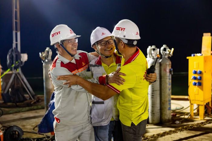 Khoảnh khắc hoàn thành quá trình hạ thủy nhận được những tràng pháo tay của đội ngũ kỹ sư, công nhân nhà máy Đại Dũng và các đơn vị tham gia.
