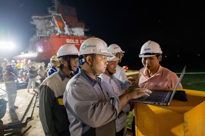 Hơn 100 kỹ sư, công nhân được bố trí tại các vị trí vận hành, theo dõi và giám sát. Khu vực thi công được căng dây, kiểm soát người ra vào nhằm bảo đảm an toàn trong suốt quá trình hạ thủy.