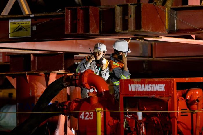 Vòm thép có chiều dài 187m, cao hơn 20m và nặng khoảng 3.400 tấn. Trong khi đó, sà lan tiếp nhận dài 109m, rộng gần 37m, có trọng tải toàn phần hơn 14.000 tấn. Việc đưa kết cấu vượt chiều dài sà lan xuống đúng vị trí đòi hỏi các bộ phận phối hợp chặt chẽ, kiểm soát nghiêm ngặt từng thông số kỹ thuật.