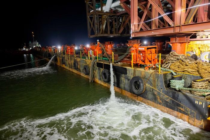 Trên sà lan, đội ngũ kỹ thuật vận hành liên tục hệ thống ballast (bơm nước) công suất lớn. Sà lan được trang bị 40 máy bơm, tổng công suất 2.000 m3, điều chỉnh lượng nước dằn, giúp sà lan thay đổi mớn nước khi tiếp nhận mái vòm và cân bằng sà lan với cầu cảng.