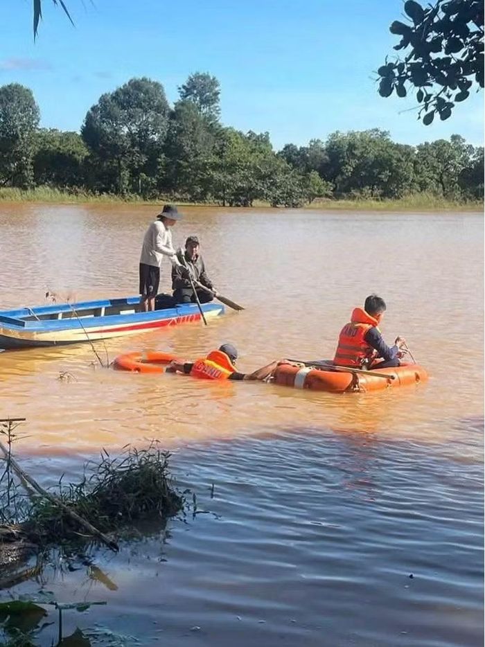 Các lực lượng tìm kiếm xuyên ngày đêm trong khu vực nghi có người mất tích (ảnh: CACC)