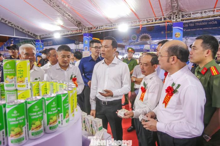 Sau lễ khai mạc, Chủ tịch UBND tỉnh Thanh Hóa Tô Anh Dũng cùng lãnh đạo tỉnh, đại diện Cục Công nghiệp (Bộ Công thương) thăm gian hàng trưng bày, giới thiệu các sản phẩm công nghiệp nông thôn tiêu biểu, sản phẩm đặc trưng của tỉnh.