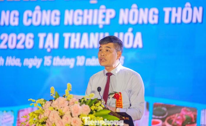 Tại buổi lễ, ông Nguyễn Văn Thịnh, Phó Cục trưởng Cục Công nghiệp (Bộ Công Thương), khẳng định, hoạt động này nhằm tạo cầu nối giữa sản xuất và thị trường, giúp các cơ sở giới thiệu sản phẩm, quảng bá thương hiệu, tìm kiếm đối tác và phát triển quan hệ hợp tác kinh doanh lâu dài. “Thanh Hóa có lợi thế về nguyên liệu và ngành nghề, với các sản phẩm đa dạng từ chế biến nông, lâm, thủy sản đến thủ công mỹ nghệ. Mỗi sản phẩm không chỉ mang giá trị kinh tế mà còn thể hiện bản sắc văn hóa, sự sáng tạo và kinh nghiệm của người dân địa phương”, ông nói.