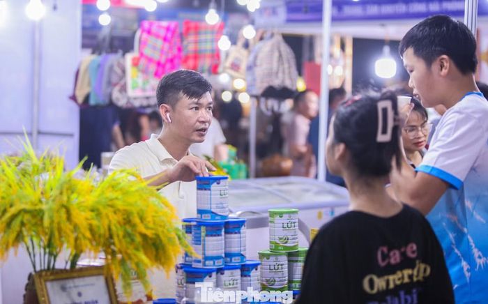 Các gian hàng giới thiệu nhiều dòng sản phẩm, từ sản phẩm công nghiệp nông thôn tiêu biểu, sản phẩm OCOP, đặc sản vùng miền, hàng thủ công mỹ nghệ, sản phẩm làng nghề truyền thống đến thực phẩm chế biến, đồ uống, hàng tiêu dùng và thiết bị phục vụ sản xuất. Đây không chỉ là nơi trưng bày, quảng bá sản phẩm, hội chợ còn tạo cơ hội để các doanh nghiệp tiếp xúc trực tiếp với khách hàng, tìm kiếm đối tác, mở rộng hệ thống phân phối và nắm bắt nhu cầu thị trường.