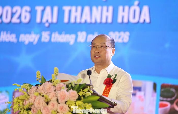 Phát biểu tại lễ khai mạc, ông Cao Văn Cường, Phó Chủ tịch UBND tỉnh Thanh Hóa, nhấn mạnh hội chợ là hoạt động xúc tiến thương mại có ý nghĩa thiết thực, nhất là trong những tháng cuối năm, thời điểm nhu cầu mua sắm tăng cao. “Việc kết nối các cơ sở sản xuất với nhà phân phối và người tiêu dùng sẽ góp phần khơi thông đầu ra cho hàng hóa trong nước, tạo thêm cơ hội phát triển cho doanh nghiệp, hợp tác xã và các làng nghề. Mỗi hợp đồng được ký kết, mỗi kênh tiêu thụ được mở rộng đều có thể góp phần tạo việc làm, nâng cao thu nhập cho người lao động nông thôn”, ông Cường cho hay.