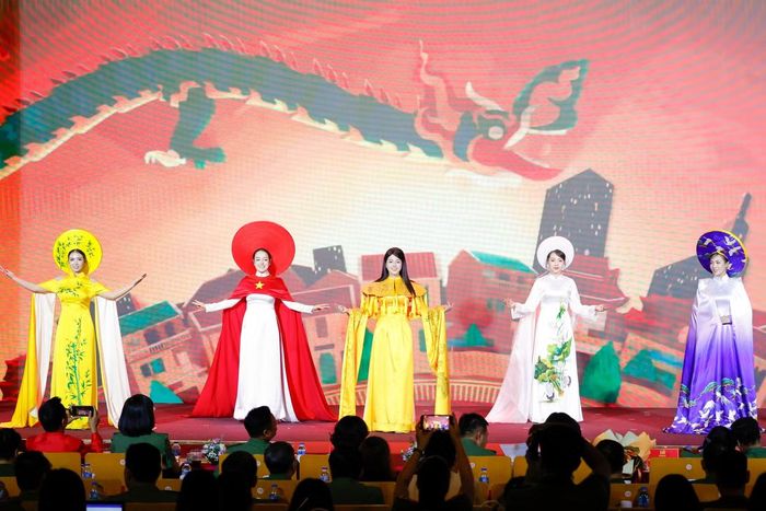 Trong buổi sáng, 21 đội tuyển bước vào phần thi trình diễn áo dài, mang đến những sắc màu duyên dáng, sáng tạo, thể hiện vẻ đẹp và bản lĩnh của người nữ chiến sĩ Công an nhân dân.