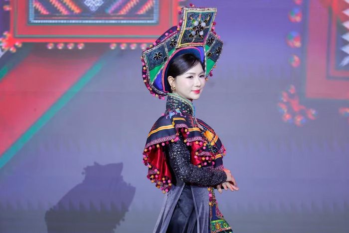 Đại úy Phạm Thị Ngọc Linh (Phòng Hồ sơ nghiệp vụ, Công an TP Hà Nội) cho biết tự hào khi trình diễn trên sân khấu lớn. "Chúng tôi không chỉ đẹp trong bộ cảnh phục mà còn rạng rỡ khi khoác áo dài truyền thống Việt Nam", chị nói.