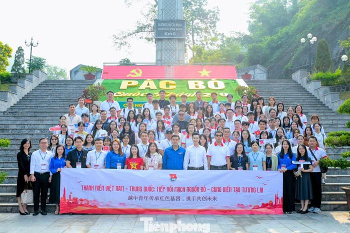 Thanh niên Việt - Trung tham gia Hành trình đỏ tại Cao Bằng.