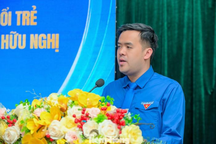 Các đại biểu là thanh niên hai nước Việt - Trung phát biểu tham luận tại tọa đàm.