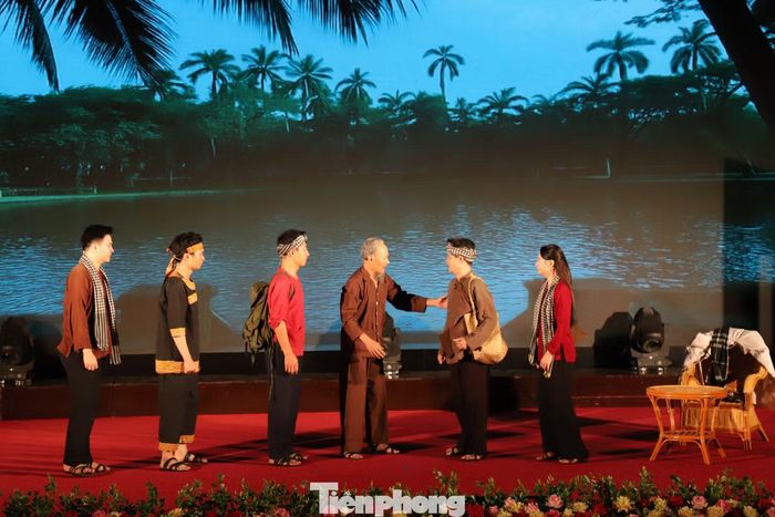 Vở kịch ngắn “Miền Nam trong trái tim Bác” trong chương trình gala.