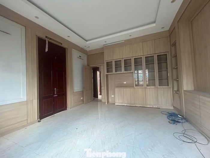  Theo quan sát, căn biệt thự cao 2 tầng, mặt tiền khoảng gần 10m, chiều sâu khoảng 30m, có khoảng sân trống. Nhìn vào trong, căn phòng tầng một trống, bên ngoài lớp sơn, xi măng trát tường đã bong tróc, phủ rêu. Hàng cây, cổng bên ngoài đã bị phá dỡ. Ảnh: Một căn phòng dưới tầng quan sát từ ngoài vào. 
