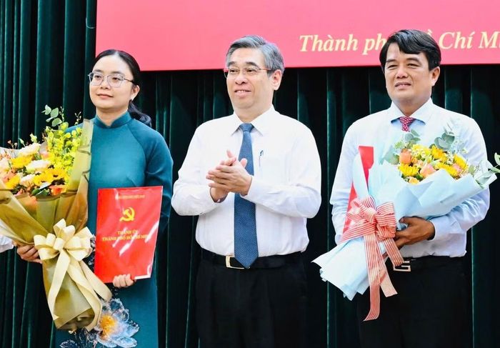 Ông Nguyễn Phước Lộc trao quyết định và hoa chúc mừng ông Bùi Thanh Nhân (bìa phải). Ảnh: Việt Dũng