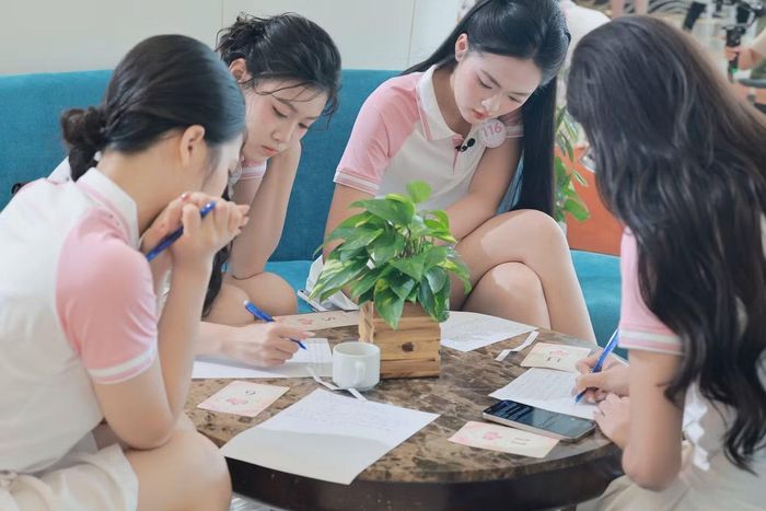 Gắn trực tiếp với hành trình dự thi, chủ đề hoa hậu trong thời đại mới cần được đánh giá nhiều hơn bởi tiếng nói và tác động xã hội thay vì nhan sắc mở ra cuộc tranh biện về vai trò của người giữ vương miện.