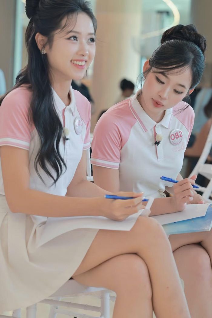 Đề bài yêu cầu thí sinh suy nghĩ về giá trị một hoa hậu có thể mang đến cho cộng đồng, đồng thời xem xét vị trí của nhan sắc trong một cuộc thi sắc đẹp. Đây là cơ hội để các cô gái thể hiện cách nhìn về danh hiệu mình đang hướng tới.