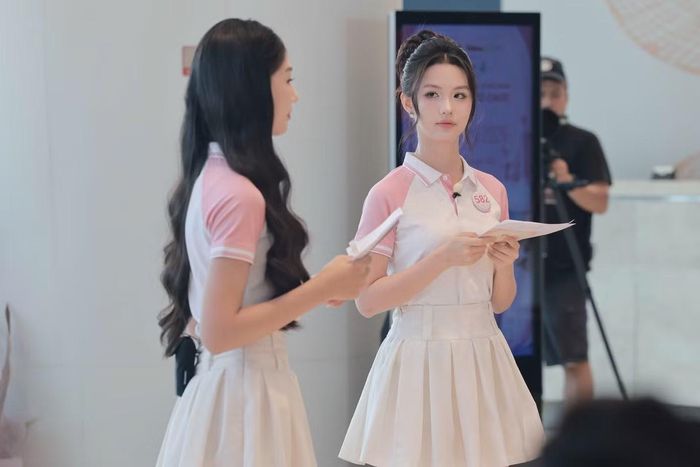 Với đề bài ưu tiên dự án cộng đồng quy mô nhỏ nhưng bền vững hơn chiến dịch lớn, ngắn hạn, thí sinh phải cân nhắc giữa phạm vi tiếp cận và khả năng duy trì hiệu quả. Câu hỏi này có sự kết nối với hành trình trải nghiệm, tham gia các hoạt động cộng đồng của các cô gái tại cuộc thi.