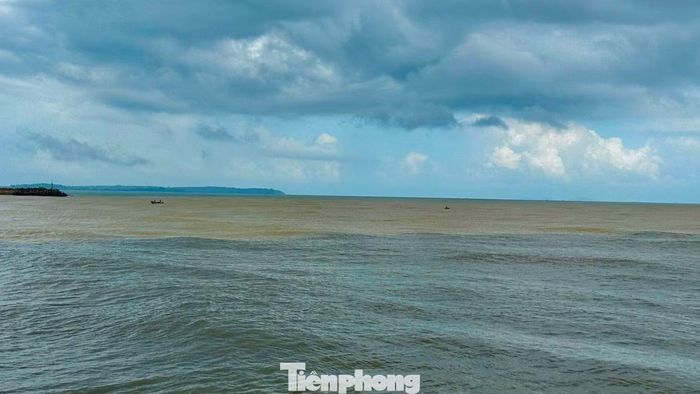  Hai vệt màu đối lập nhau ở cửa biển Cổ Lũy. 