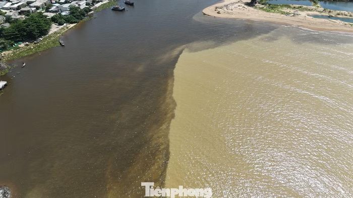 Hiện tượng này cũng tương tự tại khu vực cuối dòng sông Phú Thọ (xã An Phú) trước khi dòng nước hợp lưu rồi đổ về cuối sông Trà Khúc.