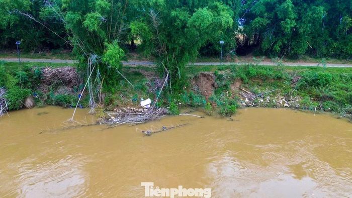 Sạt lở ăn sâu vào mép đường, đe dọa đất sản xuất và khu dân cư ven sông.
