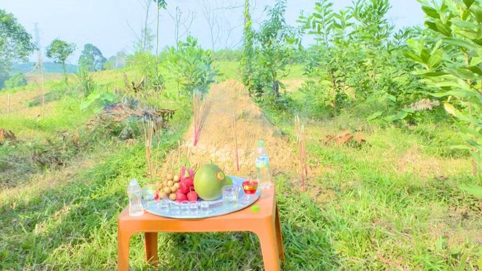 Thời gian qua, phần mộ được người dân hương khói, chăm sóc.