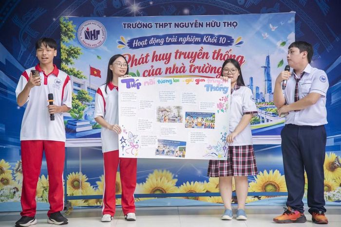 Học sinh Trường THPT Nguyễn Hữu Thọ trong một hoạt động trải nghiệm.