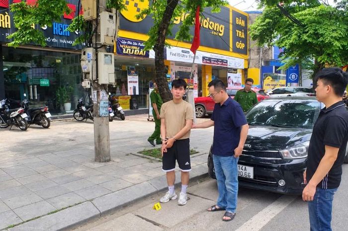 Bị can Phạm Trung Thành (ngoài cùng bên trái)