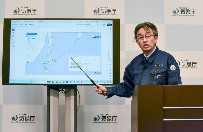 Ông Ayataka Ebita thuộc Cơ quan Khí tượng Nhật Bản, phát biểu tại một cuộc họp báo ở Tokyo ngày 16/10, sau khi cơ quan này rút lại cảnh báo động đất được đưa ra trước đó trong ngày. (Ảnh: JIJI)