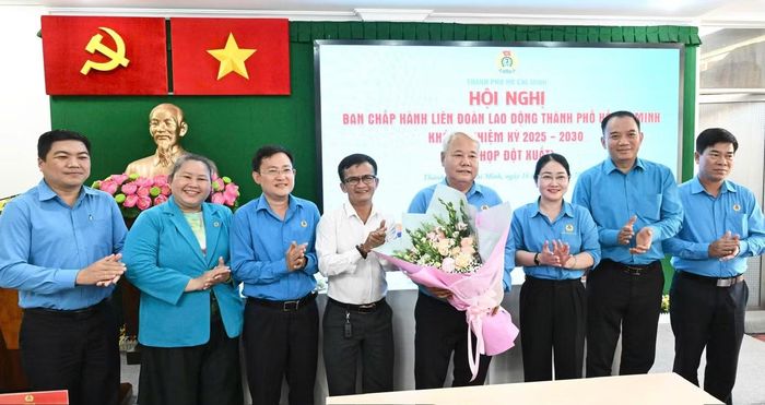 Ông Võ Khắc Thái - tân Chủ tịch Liên đoàn Lao động TPHCM khóa I, nhiệm kỳ 2025-2030, ra mắt tại hội nghị. Ảnh: Việt Dũng