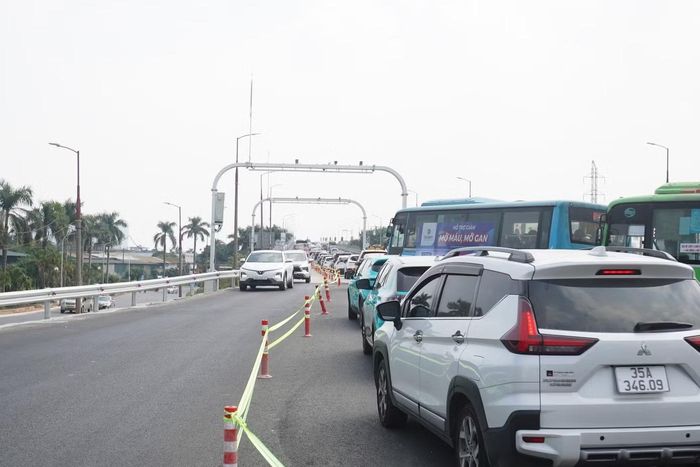 Lượng phương tiện lưu thông qua cầu Thăng Long lớn khiến tuyến đường luôn trong tình trạng đông đúc, ùn ứ.