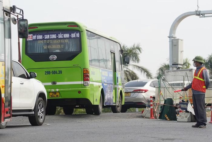 Lực lượng trực chốt hướng dẫn các phương tiện di chuyển an toàn tại khu vực thi công.