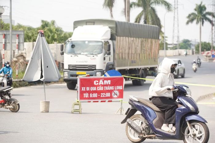 Phương án điều chỉnh được đưa ra sau khi Sở Xây dựng phối hợp với Công an TP Hà Nội kiểm tra, đánh giá tình hình giao thông thực tế tại khu vực cầu Thăng Long hôm 14/10.