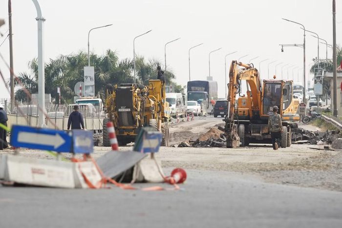 Máy móc thi công trên công trường trạm cân kiểm soát tải trọng xe phía Bắc cầu, giai đoạn 2.