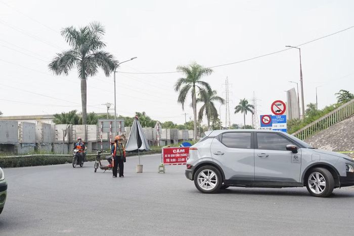 Trong ngày đầu điều chỉnh lại nút giao thông phía Bắc cầu Thăng Long, nhiều ôtô khi đến khu vực có biển cấm đã phải quay đầu, tìm hướng di chuyển khác.