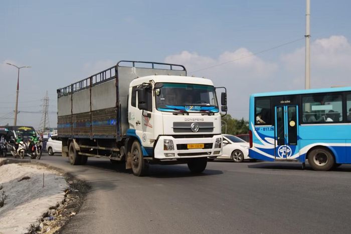 Xe tải có khối lượng từ 2 tấn trở lên và xe khách từ 16 chỗ trở lên chuyển hướng khi đến chân cầu Thăng Long.