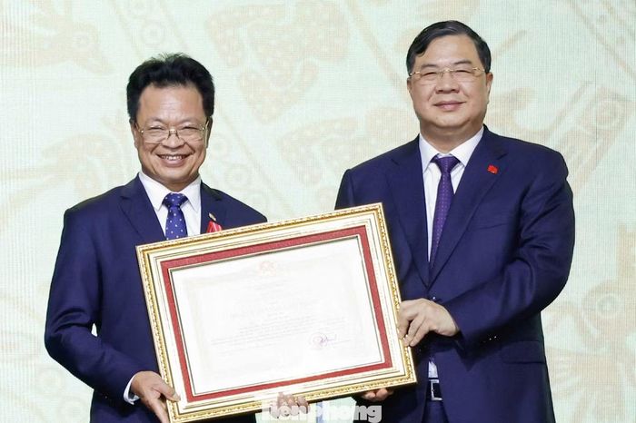 Phó Thủ tướng Phạm Gia Túc trao Huân chương Lao động hạng Ba cho ông Đặng Sỹ Mạnh - Chủ tịch Tập đoàn Đường sắt Quốc gia Việt Nam. Ảnh: Tùng Đoàn.