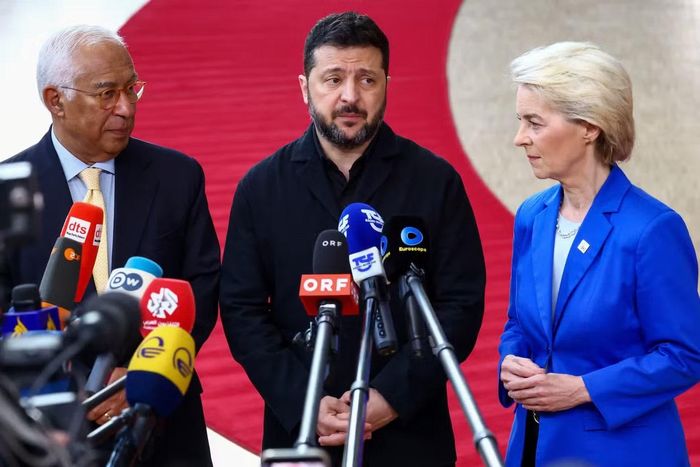 Chủ tịch Hội đồng châu Âu António Costa, Tổng thống Ukraine Volodymyr Zelensky và Chủ tịch Ủy ban châu Âu Ursula von der Leyen. (Ảnh: Reuters)