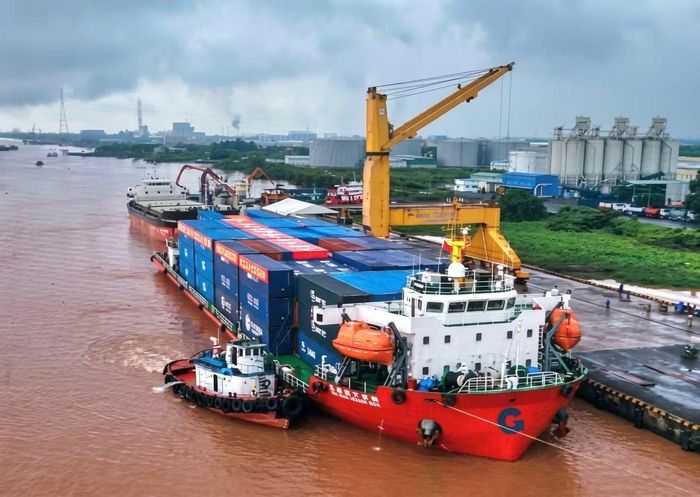 Chuyến tàu chở container đầu tiên từ cảng Nam Ninh, Trung Quốc cập bến cảng Cái Cui, Cần Thơ.