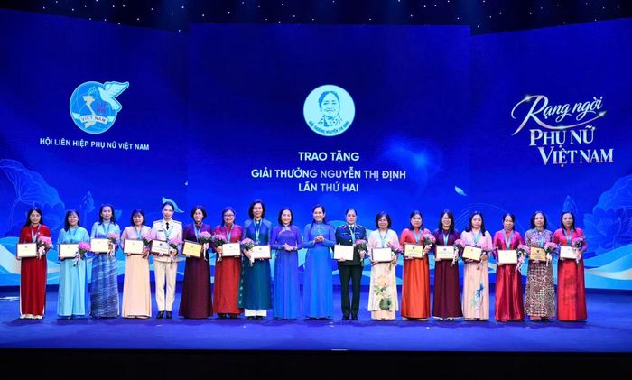  Phó Chủ tịch Quốc hội Nguyễn Thị Thanh và Chủ tịch Hội LHPN Việt Nam Lê Thị Thủy trao Giải thưởng Nguyễn Thị Định cho các cán bộ hội tiêu biểu. Ảnh: Minh Châu. 