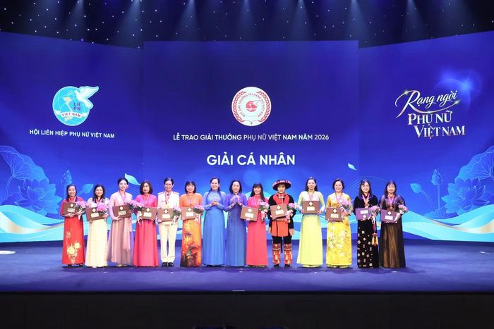 Phó Chủ tịch Quốc hội Nguyễn Thị Thanh và Chủ tịch Hội LHPN Việt Nam Lê Thị Thủy trao Giải thưởng Phụ nữ Việt Nam cho 12 cá nhân xuất sắc. Ảnh: Minh Châu. 