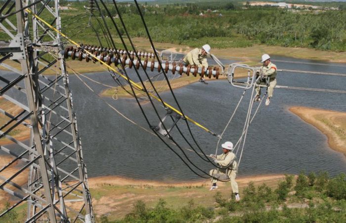 Cùng với các dự án nguồn điện, Hà Nội cũng yêu cầu đẩy nhanh tiến độ các công trình lưới điện truyền tải, nhằm bảo đảm khả năng giải tỏa công suất, nâng cao năng lực cung ứng điện và đáp ứng nhu cầu phụ tải ngày càng tăng của Thủ đô.