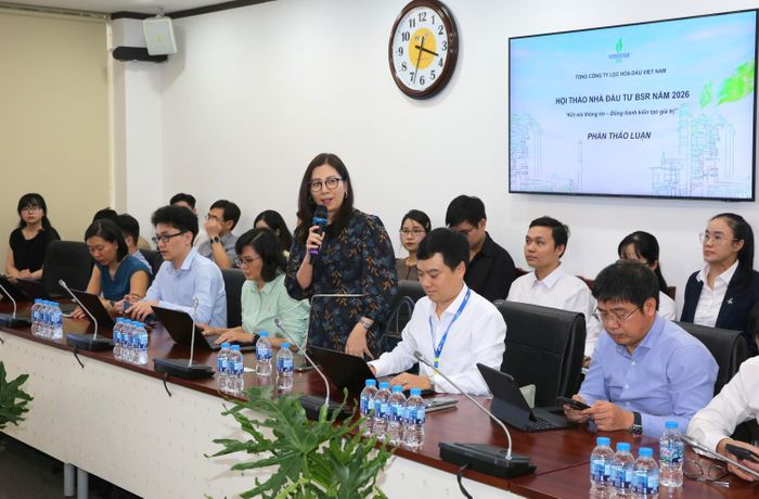 Nhà đầu tư đặt câu hỏi với đại diện BSR tại hội thảo.