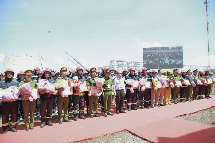 Lãnh đạo TP Hồ Chí Minh khen thưởng các tổ chức, lực lượng tham gia diễn tập.